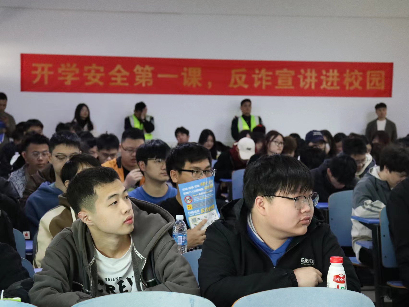 学生听课照.jpg
